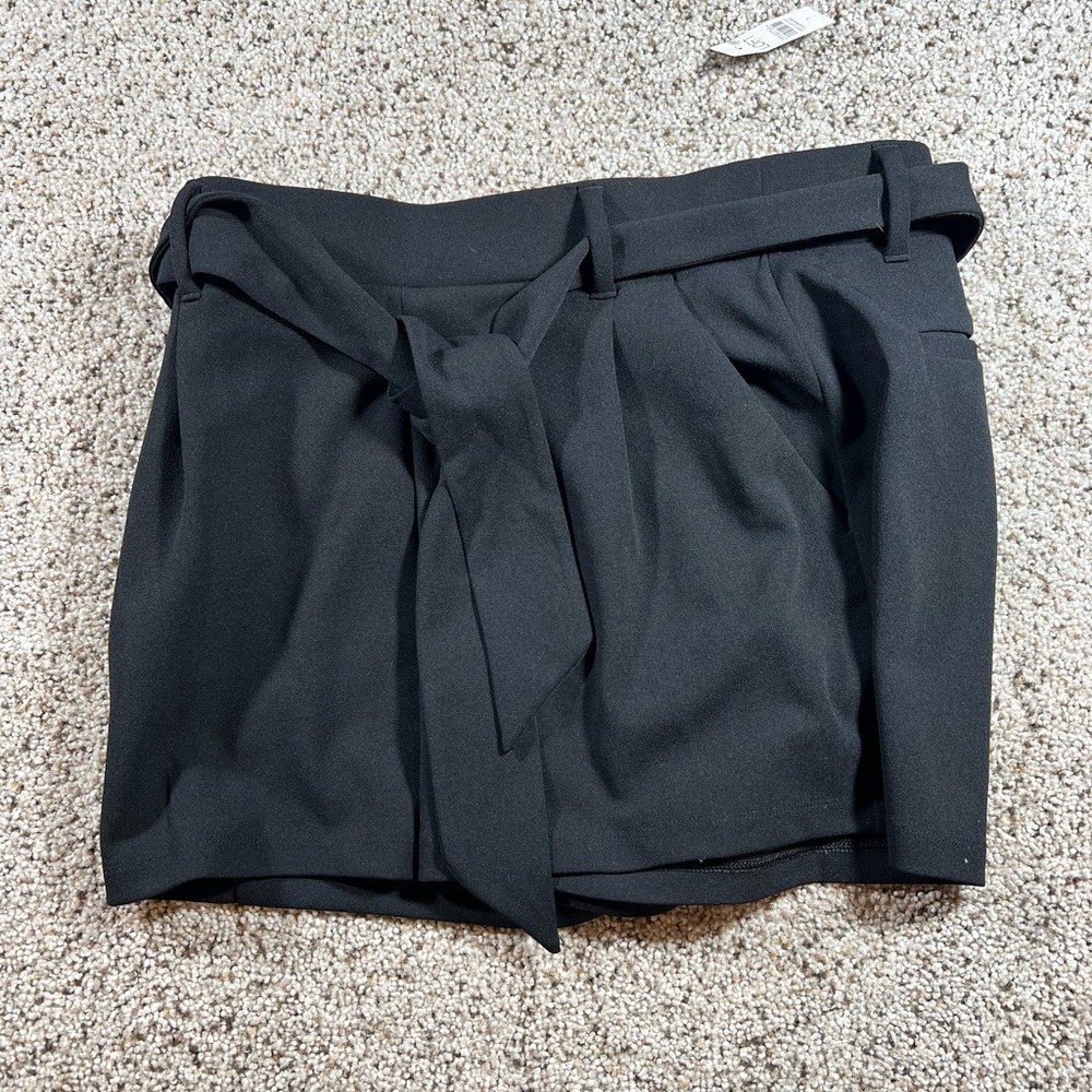 NWT LOFT Black Paperbag Waist Tie Front Shorts – Size Small